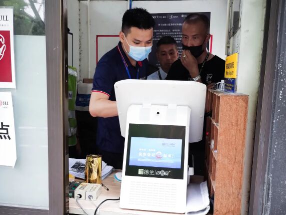 技術人員現場調試訪客機
